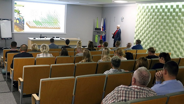 Zdjęcie 2 Prof. dr hab. Marek Korbas przedstawia wykład na temat chorób roślin zbożowych i ich zwalczania