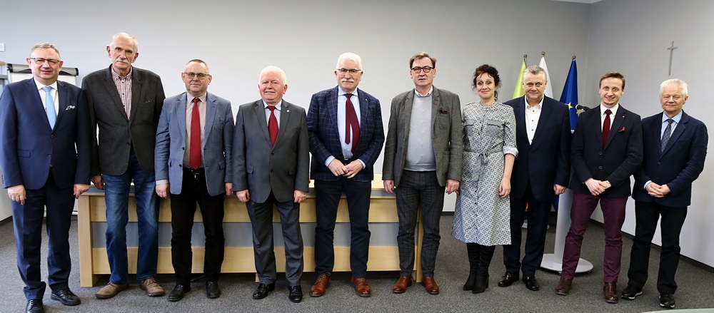 Stoją od lewej: prof. dr hab. Henryk Bujak (dyrektor COBORU); dr hab. Jerzy Mańkowski, prof. IWNiRZ; mgr inż. Juliusz Młodecki;  prof. dr hab. Marek Mrówczyński: mgr inż. Marek Radwański; prof. dr hab. Krzysztof Jankowski; dr Katarzyna Wielgusz; dr inż. Mariusz Szeliga; mgr inż. Adam Stępień; dr hab. Stanisław Spasibionek