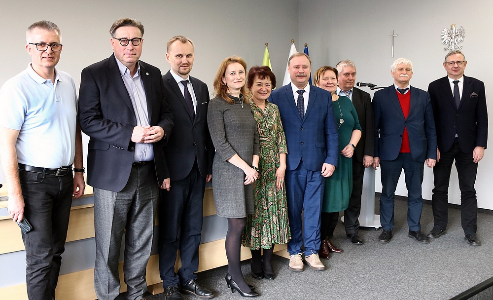 Na zdjęciu członkowie komisji. Stoją od lewej: dr hab. Paweł Czembor, prof. IHAR-PIB;  dr inż. Mirosław Pietrusewicz; dr hab. Roman Wacławowicz prof. UPWr; dr inż. Anna Szafrańska; prof. dr hab. Grażyna Podolska; prof. dr hab. Dariusz Jaskulski; dr hab. Zuzanna Sawinska, prof. UPP; dr hab. Stefan Stojałowski, prof. ZUT; prof. dr hab. Marek Korbas; prof. dr hab. Henryk Bujak (dyrektor COBORU)