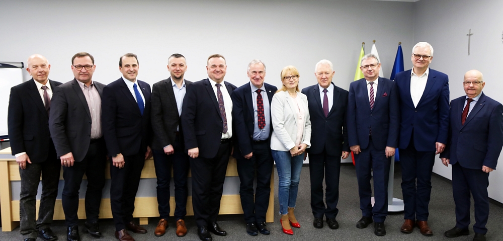 Na zdjęciu Stoją od lewej: dr hab. inż. Mirosław Nowakowski, prof. IHAR-PIB; mgr inż. Maciej Grobelny; dr hab. Andrzej Baryga, prof. PŁ;   mgr inż. Rafał Strachota; Krzysztof Nykiel; dr hab. Jacek Piszczek, prof. IOR-PIB; dr hab. Ewa Bożena Moliszewska, prof. UO;  prof. dr hab. Zdzisław Wyszyński; prof. dr hab. Henryk Bujak (dyrektor COBORU); mgr inż. Artur Majewski; dr hab. Stanisław Grześ prof. UPP;