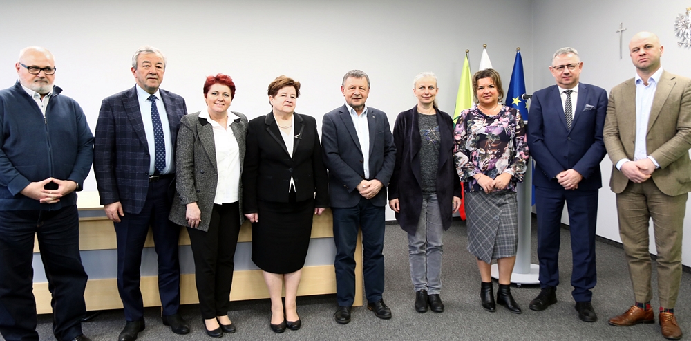 Na zdjęciu członkowie komisji. Stoją od lewej: dr inż. Jerzy Osowski; dr inż. Krzysztof Jan Nowak; mgr inż. Wanda Gwara; prof. dr hab. Barbara Sawicka; mgr inż. Waldemar Koński; prof. dr hab. Jadwiga Śliwka; dr hab. Inż. Anna Tratwal, prof. IOR-PIB; prof. dr hab. Henryk Bujak (dyrektor COBORU); mgr inż. Paweł Kaczmarek;