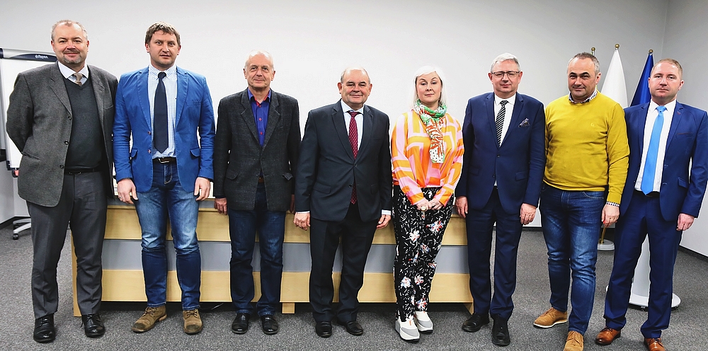 Na zdjęciu stoją od lewej: dr hab. Roman Kierzek, prof. IOR-PIB; mgr inż. Marek Oblicki; dr hab. Zbigniew Podkówka, prof. PBŚ; prof. dr hab. Tadeusz Michalski; dr hab. Kamila Nowosad, prof. UPWr ; prof. dr hab. Henryk Bujak (dyrektor COBORU); prof. dr hab. Piotr Szulc; dr inż. Piotr Zarzycki 