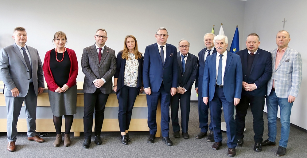 Na zdjęciu Stoją od lewej: dr hab. Roman Krawczyk; prof. dr hab. Agnieszka Płażek; dr hab. Jacek Sosnowski, prof. UPH; dr hab. Katarzyna Panasiewicz, prof. UPP; prof. dr hab. Henryk Bujak (dyrektor COBORU); prof. dr hab. Andrzej Kotecki; prof. dr hab. Piotr Stypiński; prof. dr hab. Jerzy Księżak; prof. dr hab. Grzegorz Żurek i prof. dr hab. Karol Wolski