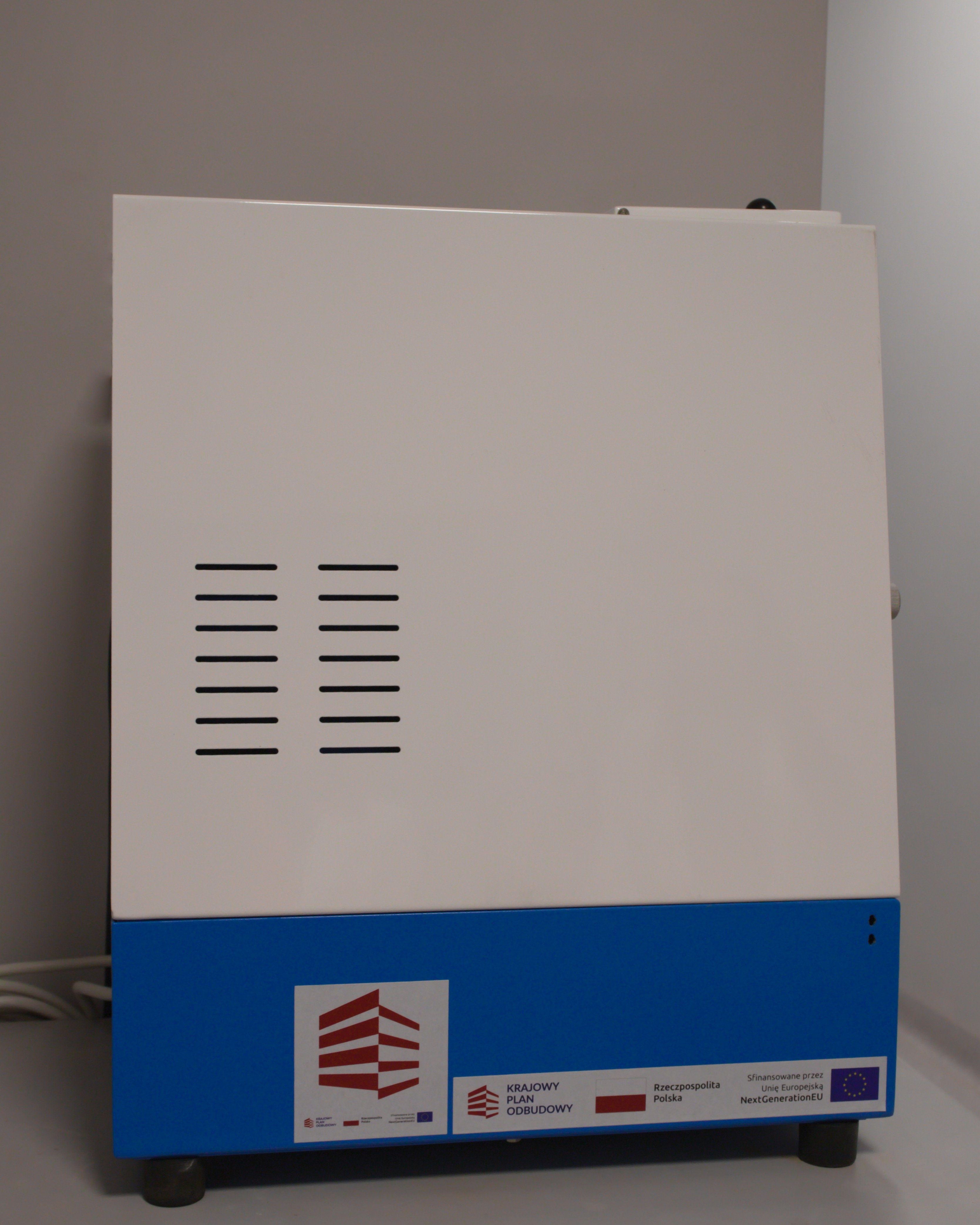 Laboratoryjny młynek czterowalcowy - widok od boku urzadzenia