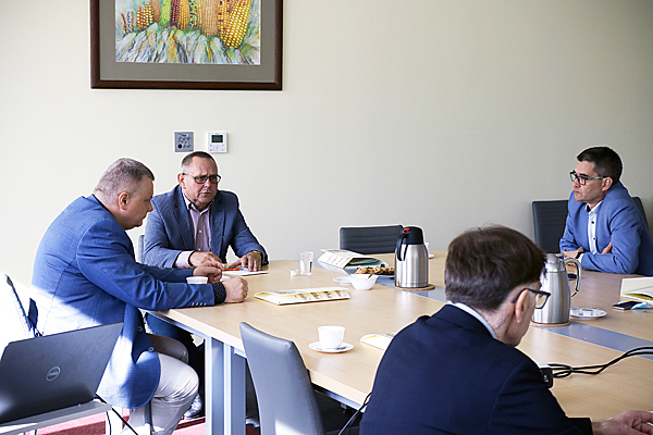 przy stole od lewej siedzą: Mariusz Szeliga (Prezes Zarządu PSPO, ZT Kruszwica), Juliusz Młodecki (Prezes Zarządu KZPRiRB) i Paweł Marchewka (ADM Szamotuły)