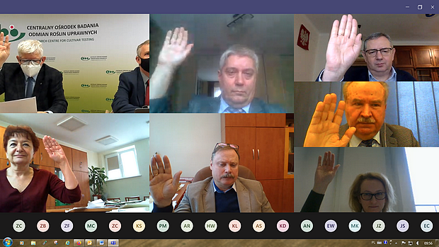 Na zdjęciu członkowie komisji przed monitorami w sesji zdalnej podczas głosowania