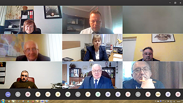 Na zdjęciu 1.	Narada Kadry Kierowniczej COBORU. Na zdjęciu m.in. dyrektor COBORU prof. dr hab. Edward S. Gacek i kierownik DZ Małgorzata  Janiszewska-Michalska