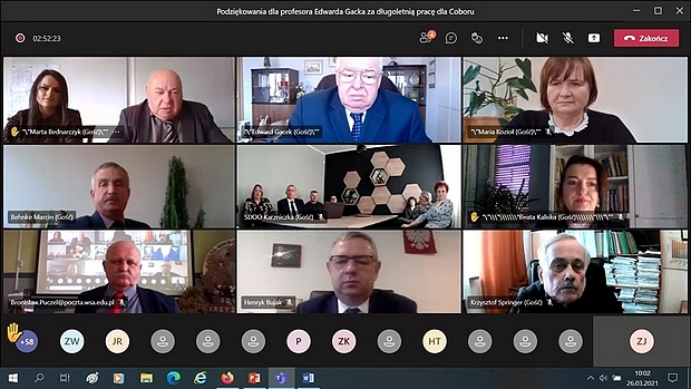 Na zdjęciu widać się ekrany sesji zdalnych. Na nich znajdują się: dyrektor COBORU – prof. Edward Gacek, przyszły dyrektor COBORU – prof. Henryk Bujak, z-ca dyrektora COBORU – mgr Marcin Behnke, dyrektorzy stacji doświadczalnych oceny odmian, kierownicy zakładów doświadczalnych oceny odmian.