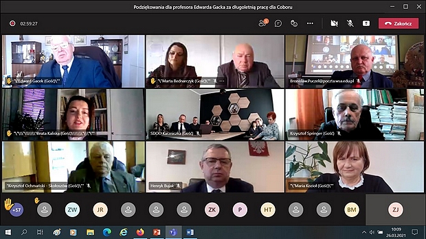 Na zdjęciu widać się ekrany sesji zdalnych. Na nich znajdują się: dyrektor COBORU – prof. Edward Gacek, przyszły dyrektor COBORU – prof. Henryk Bujak, dyrektorzy stacji doświadczalnych oceny odmian, kierownicy zakładów doświadczalnych oceny odmian.