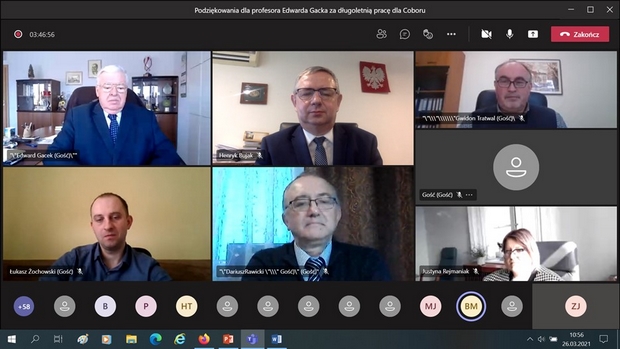 Na zdjęciu widać się ekrany sesji zdalnych. Na nich znajdują się: dyrektor COBORU – prof. Edward Gacek, przyszły dyrektor COBORU – prof. Henryk Bujak, dyrektorzy stacji doświadczalnych oceny odmian, kierownicy zakładów doświadczalnych oceny odmian.