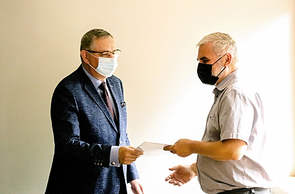 Na zdjęciu  Wręczanie dyplomu Panu Józefowi Zychowi