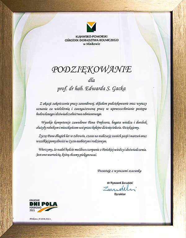 Na zdjęciu  Dyplom dla E. Gacka