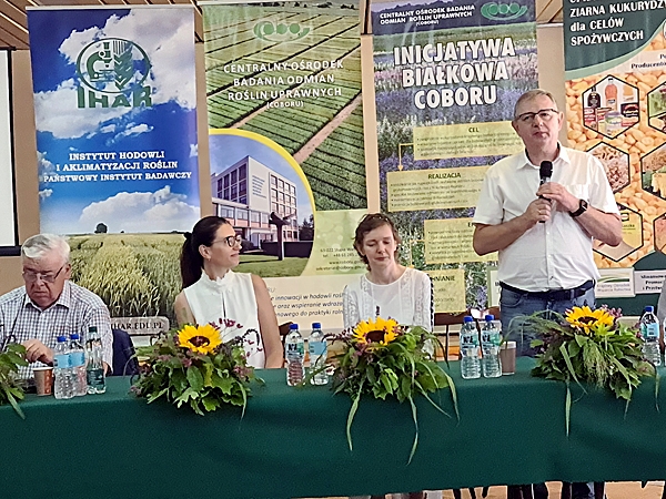Na zdjęciu pierwszym Otwarcie imprezy przez prof. H. Bujaka,