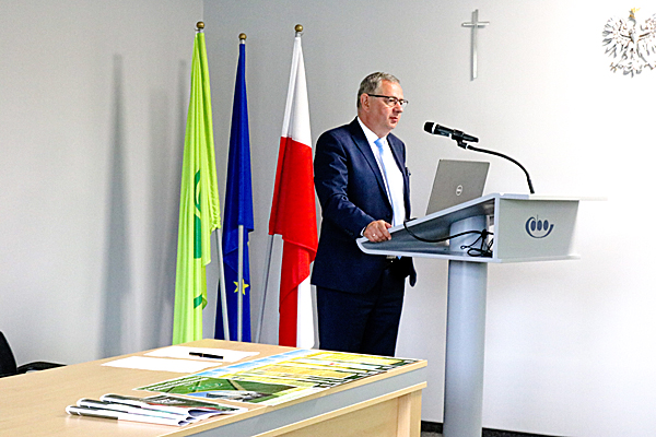 Pierwsze zdjęcie przedstawia wystąpienie podczas narady Dyrektora COBORU profesora Henryka Bujaka