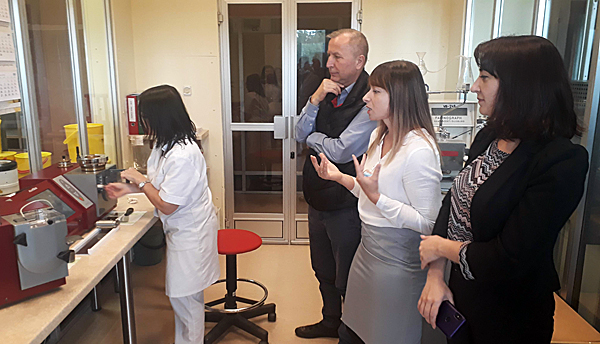 Wizyta w Laboratorium. Na zdjęciu dr hab. Tetiana Sladkowska i tłumaczka