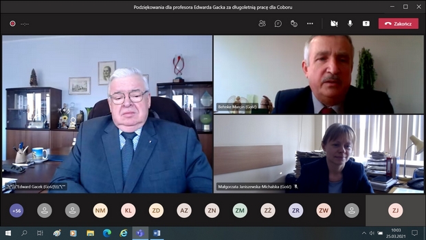 Na drugim zdjęciu widać ekrany zdalnej sesji spotkania, na któych znajdują się profesor Edward Gacek, Marcin Behnke oraz Małgorzata Janiszewska-Michalska