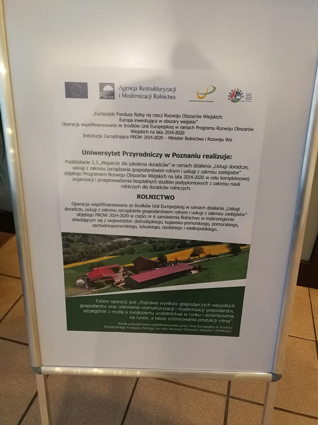 Zdjęcie 1 Temat programu. Tablica z tytułem programu, wykonawcą Uniwersytet Przyrodniczy w Poznaniu, sposobem finansowania PROW 2014-2020, zasięgiem geograficznym oraz celem poprawa wyników gospodarczych wszystkich gospodarstw oraz ułatwienie restrukturyzacji i modernizacji gospodarstw, szczególnie z myślą o zwiększeniu uczestnictwa w rynku i zorientowania na rynek, a także zróżnicowania produkcji rolnej /></div>
                <div>
                    <img class=