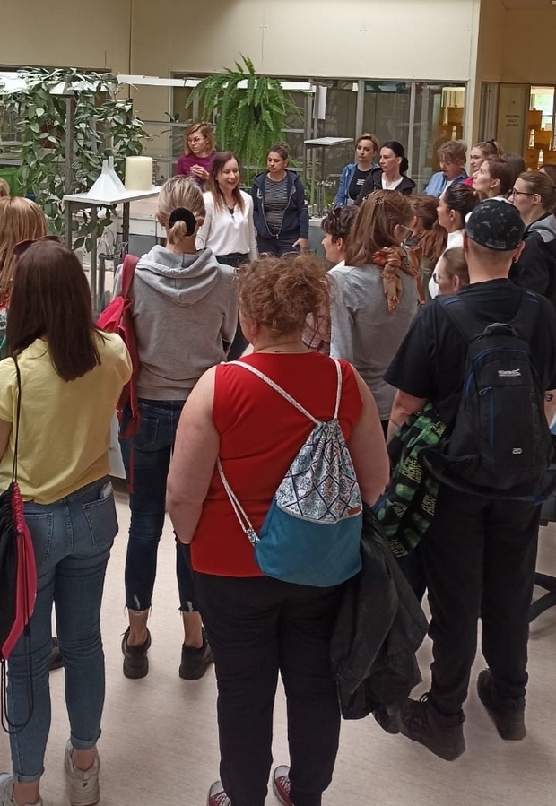 Zdjęcie 5 Wizyta w Laboratorium Chemiczno-Technologicznym grupa studentów słucha informacji o zadaniach i działalności laboratorium COBORU. Przedstawia B. Szał – Kierownik Laboratorium