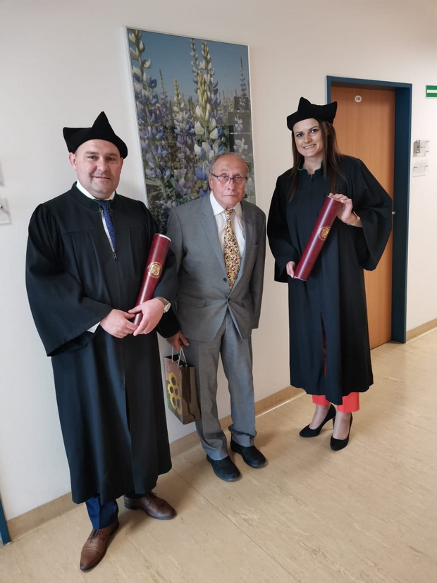 Zdjęcie 5	Od lewej: dr Marcin Włodarczyk, prof. dr hab. Andrzej Kotecki, dr Marta Bednarczyk