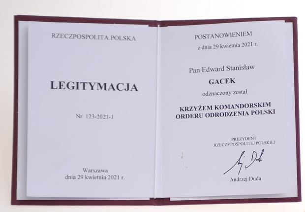 Zdjęcie 3 Legitymacja odznaczenia Krzyżem Komandorskim Orderu Odrodzenia Polski