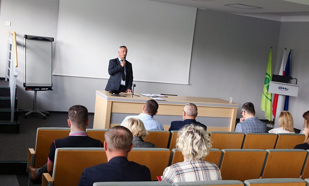 Zdjęcie 1 Z-ca dyrektora ds. badawczo-doświadczalnych mgr inż. Marcin Behnke otwiera szkolenie metodyczne