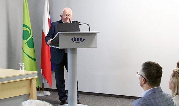 Zdjęcie 4 Prof. dr hab. Marek Mrówczyński przedstawia wykład na temat szkodników roślin zbożowych oraz ich zwalczania