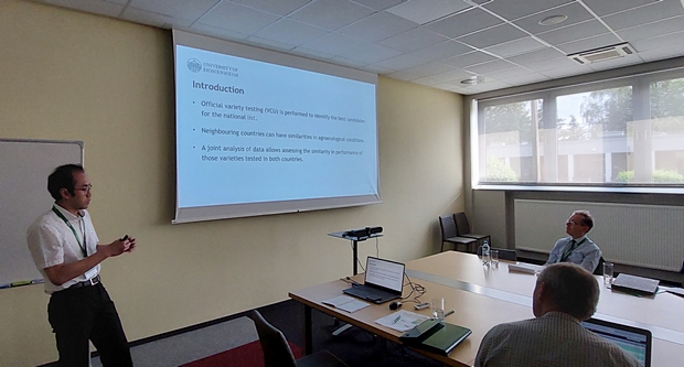 Zdjęcie 1 H. Buntaran z Uniwersytetu w Hohenheim (Niemcy) wygłasza referat dotyczący ocena korelacji genetycznej w plonie kukurydzy na podstawie oficjalnych badań niemieckich i polskich 