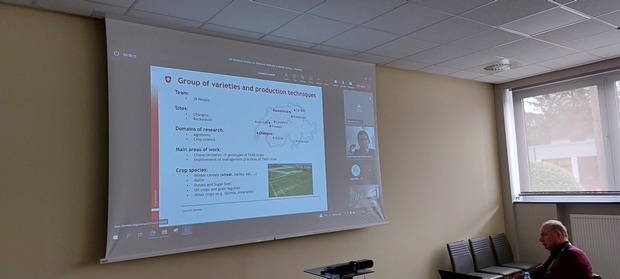 Zdjęcie 3 Prezentacja online J. Herrera z Agroscope (Szwajcaria), w której omawia różne sposoby opisu środowisk i ich zastosowanie w doświadczalnictwie odmianowym.