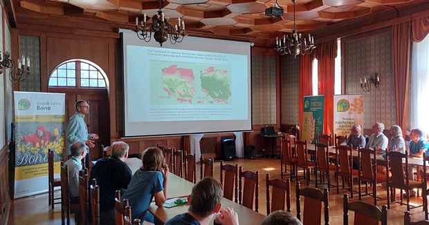Zdjęcie 4 Prezentacja online J. Herrera z Agroscope (Szwajcaria), w której omawia różne sposoby opisu środowisk i ich zastosowanie w doświadczalnictwie odmianowym.

