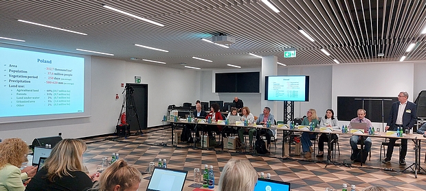Dyrektor H. Bujak prowadzi prezentację o COBORU na AEM CPVO Kraków