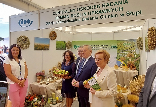 Minister Rolnictwa i Rozwoju Wsi Henryk Kowalczyk i Posłanka do Parlamentu Europejskiego Jadwiga Wiśniewska na stoisku COBORU z Dyrektorem H. Bujakiem, Dyrektor E. Kotarską 