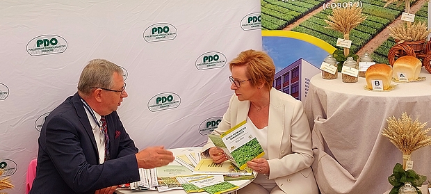 Posłanka do Parlamentu Europejskiego Jadwiga Wiśniewska i Dyrektor H. Bujak na stoisku COBORU

