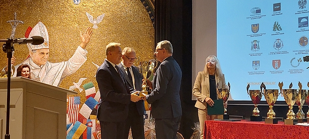 Wręczenie pucharu dla COBORU przez Ministra H. Kowalczyka
