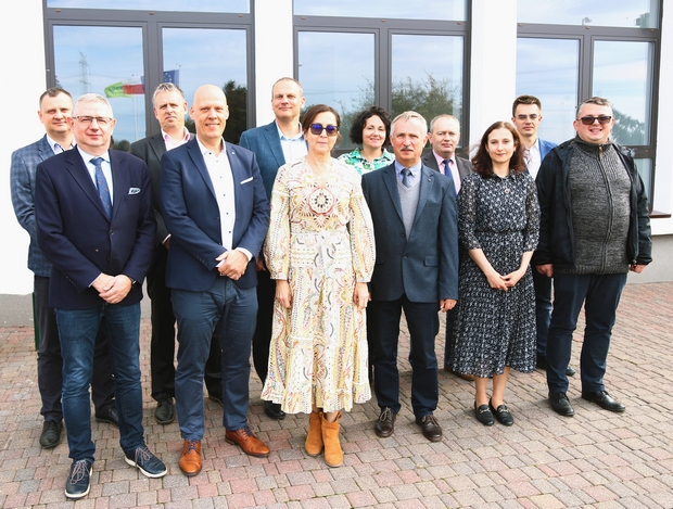 Zdjęcie zbiorcze uczestników spotkania przed budynkiem COBORU