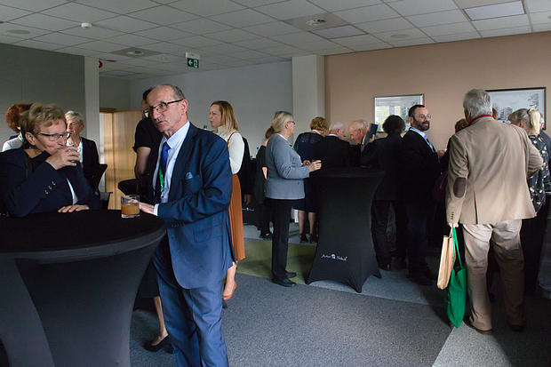 uczestnicy konferencji w trakcie przerwy kawowej
