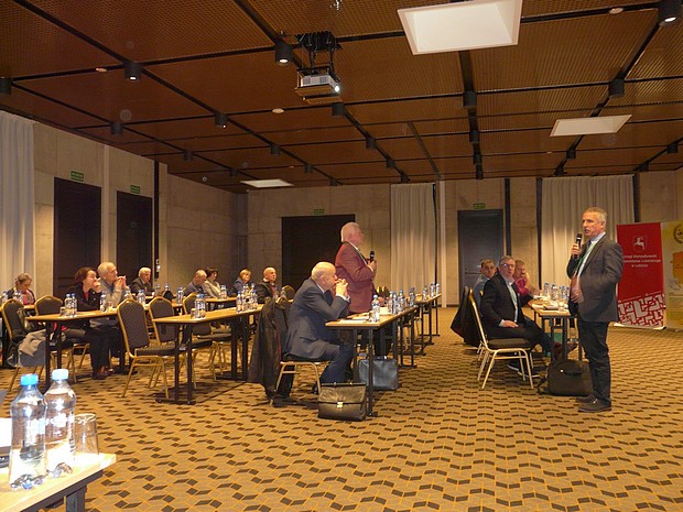 uczestnicy konferencji w trakcie przerwy kawowej