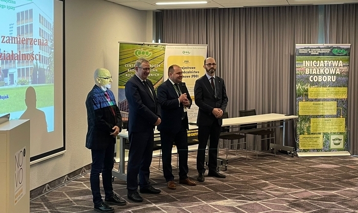 Otwarcie Regionalnej Konferencji Metodycznej COBORU: Dyrektor COBORU H. Bujak, Dyrektor SDOO M. Włodarczyk, Inspektor COBORU A. Skórka na sali konferencyjnej