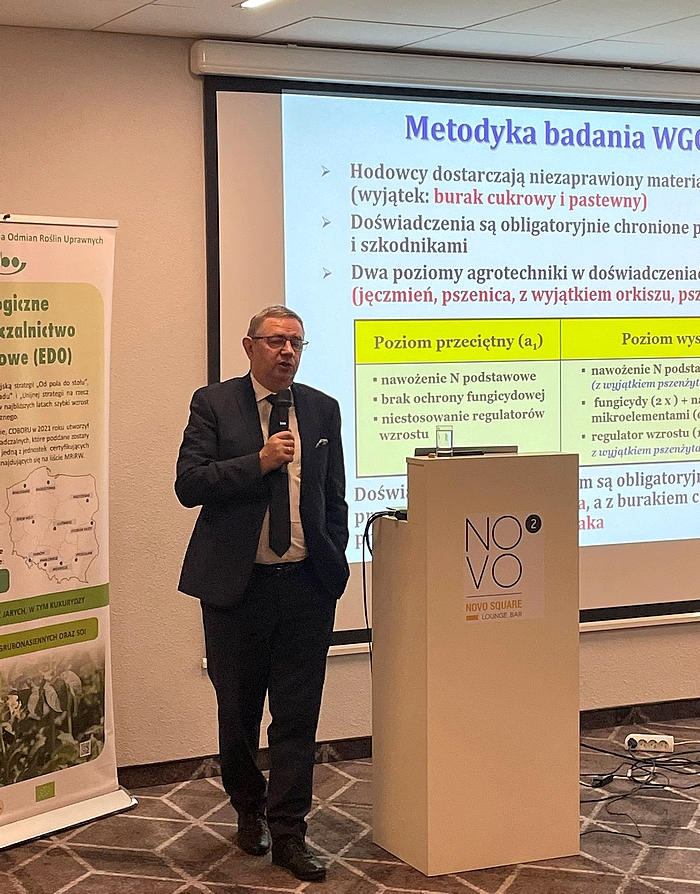 Wystąpienie dyrektora COBORU na sali konferencyjnej prof. Henryka Bujaka