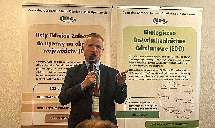 Wystąpienie zastępcy dyrektora COBORU na sali konferencyjnej Marcina Behnke