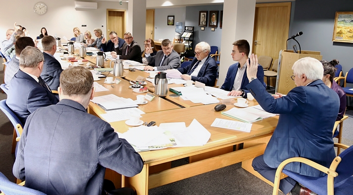 Członkowie komisji ds. rejestracji odmian roślin pastewnych podczas głosowania