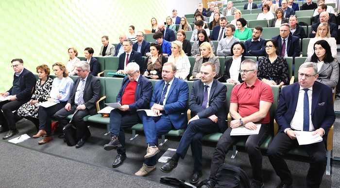 Spotkanie przedstawicieli zgłaszających odmiany z członkami komisji ds. rejestracji odmian roślin zbożowych – widok na osoby zgromadzone na sali