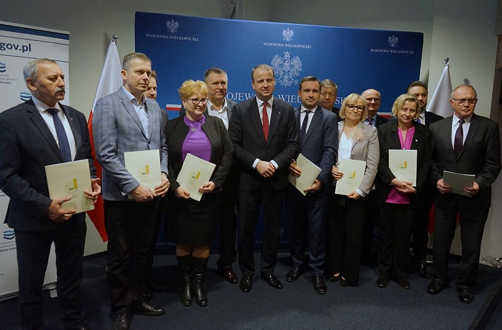 Michał Zieliński - Wojewoda Wielkopolski oraz Prezes Wielkopolskiej Izby Rolniczej Piotr Walkowski wręczają podziękowania dla współorganizatorów Forum Rolniczego