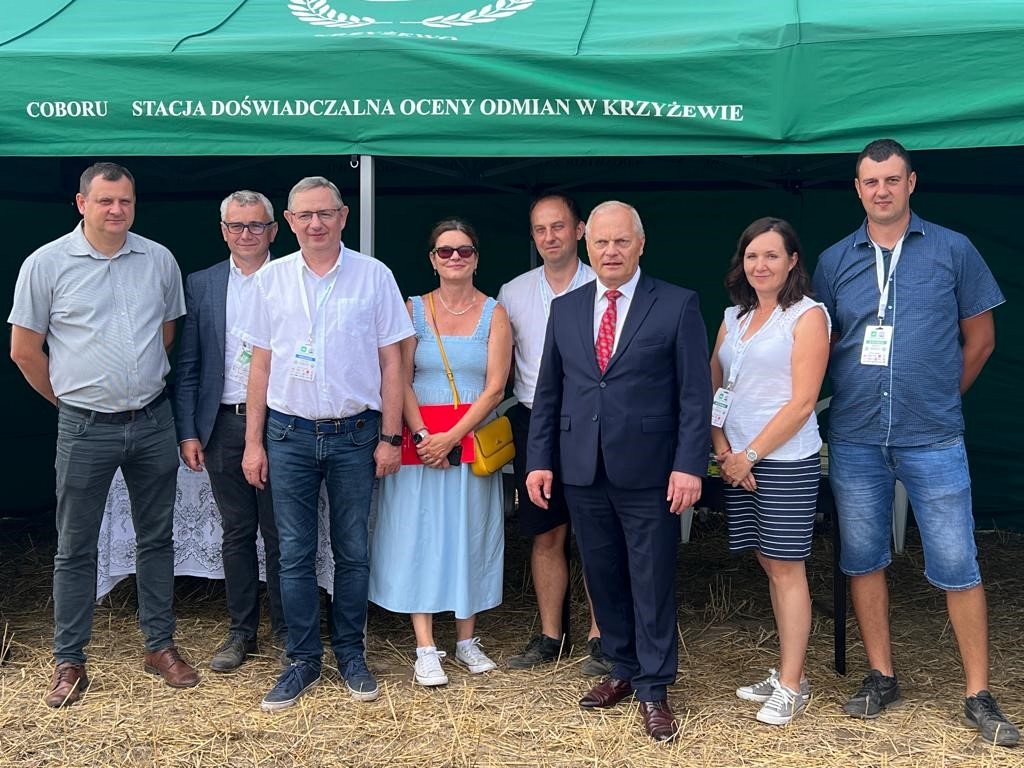 Fot. Wizyta Sekretarza Stanu MRiRW Pana Lecha Antoniego Kołakowskiego oraz dyrektor Departamentu Hodowli Roślin i Nasiennictwa Pani Niny Dobrzyńskiej na stoisku COBORU. 