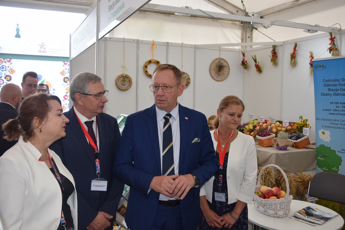 Minister Rolnictwa R. Telus na stoisku COBORU – bliski plan