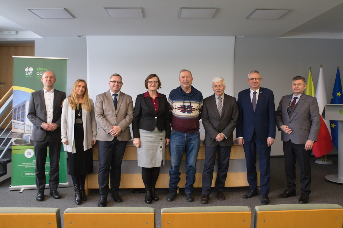 Zdjęcie wspólne członków Komisji 