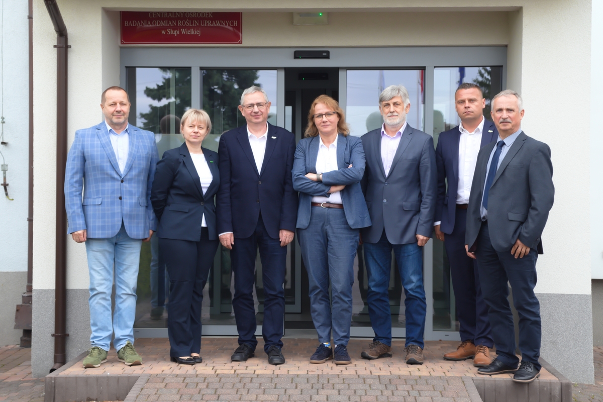 zdjęcie wspólne dyrekcji COBORU i kierownictwa Departamentu HiOR